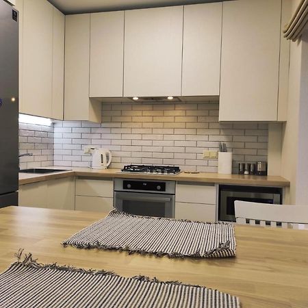 Апартаменти Біля Домініканського Костелу Kamianets-Podilskyi Ngoại thất bức ảnh